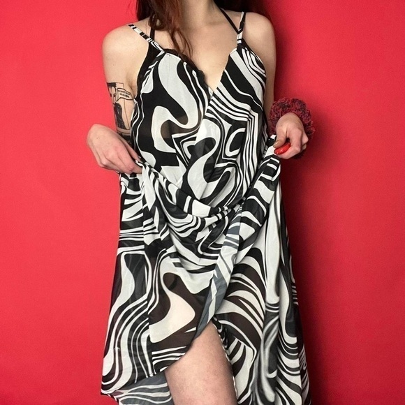 Black and white cross over cover up dress π€π€ββββββββββββββββββ - Picture 4 of 6